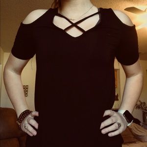 🖤COLD SHOULDER CROSS SHIRT🖤